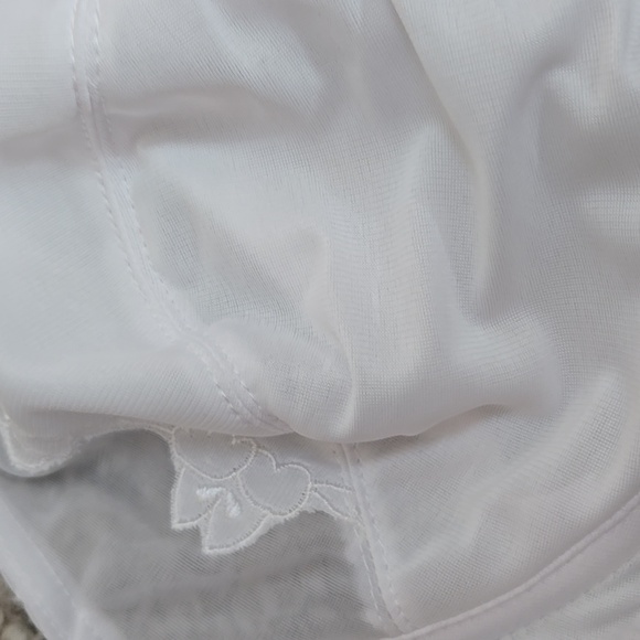 Bali White Full-Coverage Bra with Underwire and Adjustable Straps - Picture 2 of 6